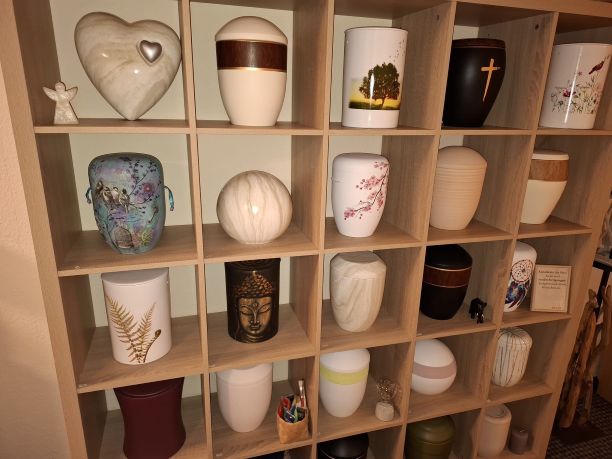 Urnen von Samsara Bestattungen in der Maxim-Gorki-Straße Magdeburg